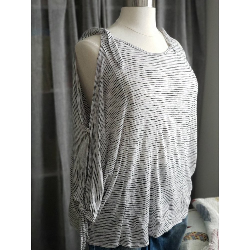 Hummingbird Cold Soulder Stripe Top